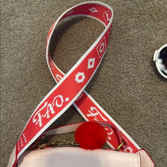 FAO Schwarz Pink Kids Bag with Accessories - Picture 5 of 9